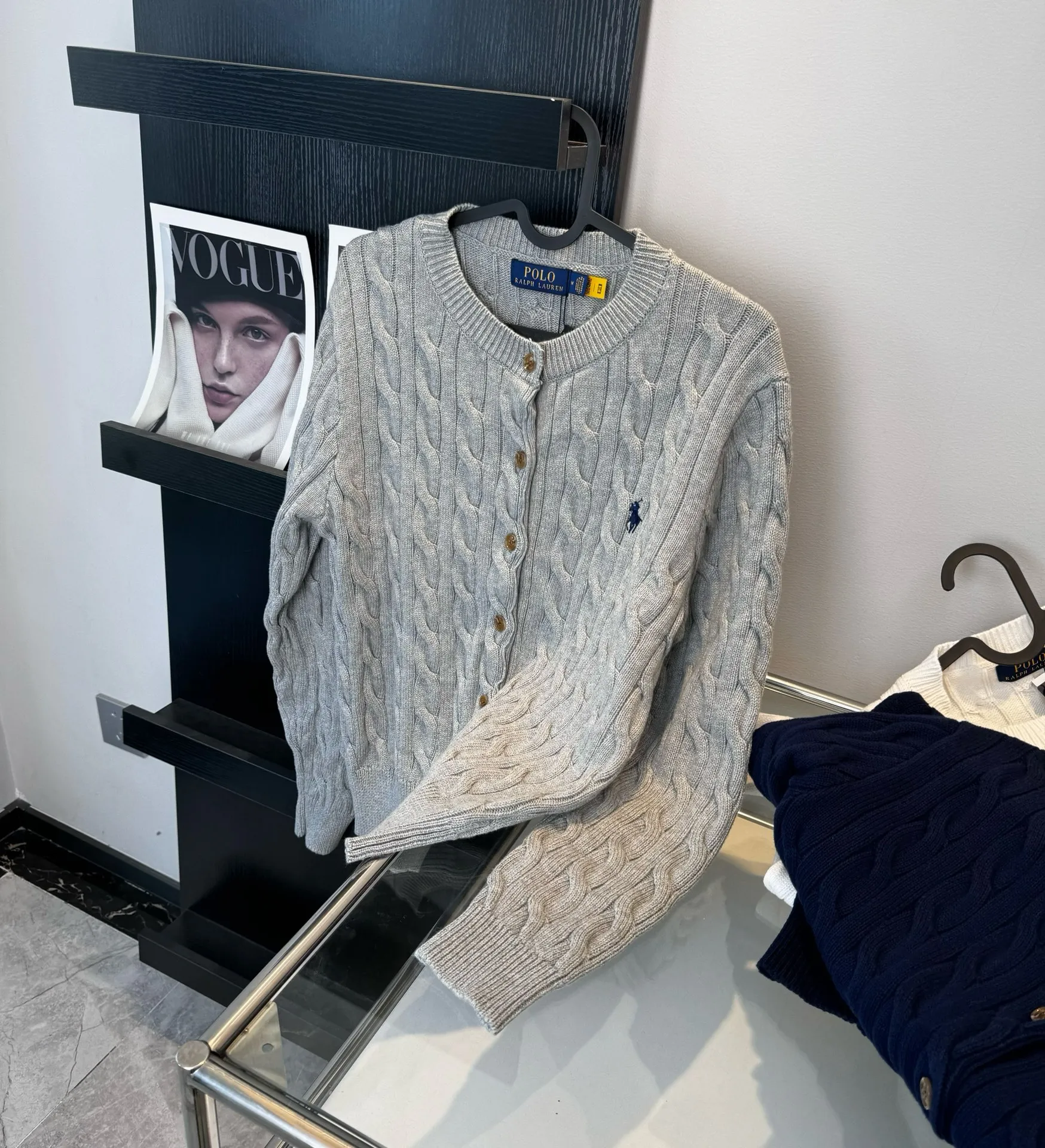 🅿️240 Style number: L05 (grey) Ralph Lauren RL classic war horse logo embroidery on the chest cable pattern twist button round neck long sleeves buttoned knitted sweater cardigan jacket Color: SIZE: XS S M L Size reference # Length Bust Shoulder width 64 52 45 I will always love sweet girls. The soft and glutinous🧶🫶 style is a very classic cable sweater. It has an American retro college style. It feels very comfortable. It is a must-have item for spring, autumn and winter wardrobes. It also looks good when layered as an inner layer in cold weather. High-density LOGO embroidery on the chest, and original customization of tag accessories. Made of pure cotton yarn 🧶 blended with wool, pure cotton is skin-friendly and comfortable, small label war horse embroidered twist turtleneck sweater 🐎 high quality. Follow the blogger to learn how to wear it! Let’s get a Ralph Lauren cable sweater. It’s a super hard-to-find series after it became popular. It’s hard to find one on the official website. It’s simple and practical to wear, with a lazy and loose feel. The thickened fabric has a more texture, soft and delicate feel, and a loose fit. Whether worn alone or layered, you can wear different styles of fashion with just one piece. ⚠️Contains wool products🦙 Pay attention to the washing method to avoid shrinkage